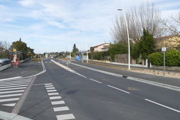Alors que l'emprise du boulevard permettait un aménagement confortable, la disparition des pistes oblige les voitures (et le bus !) à raser les cyclistes.