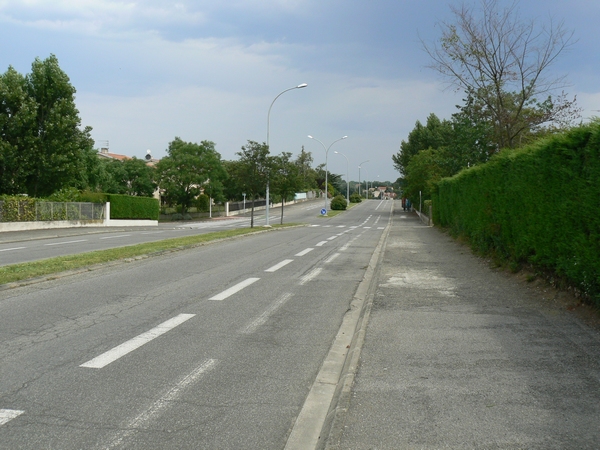 L'ancien aménagement (photo 2007) permettait une cohabitation piétons-cycles-véhicules en toute sécurité. Ce n'est pas le cas du nouveau boulevard. 