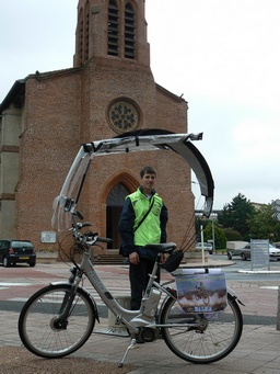 Eric attendant les participants devant l'église