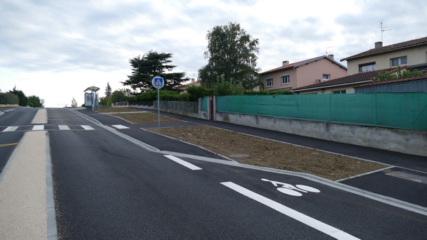 Une magifique piste cyclable qui débouche ... dans un abribus !