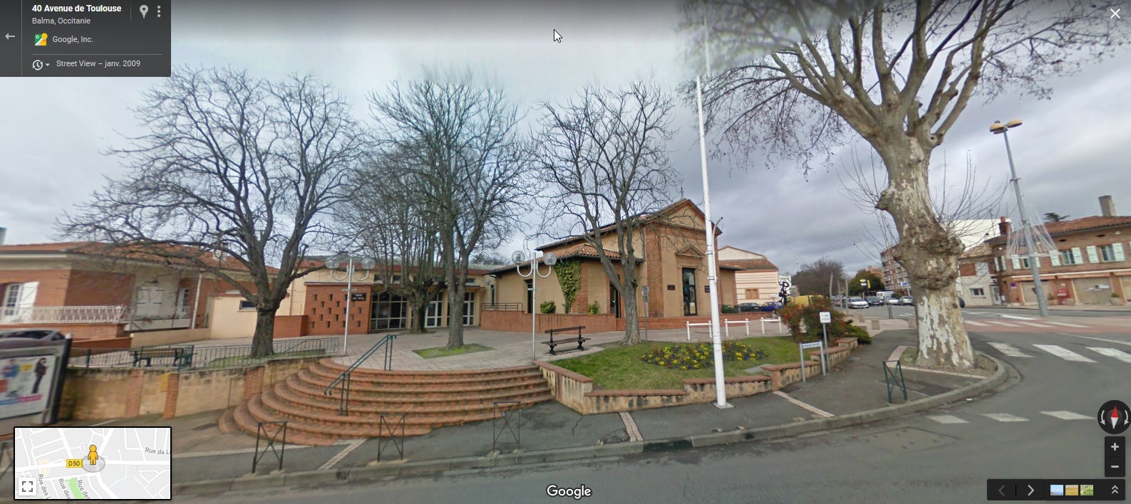 La place devant l'ancienne salle des fêtes avant les travaux.