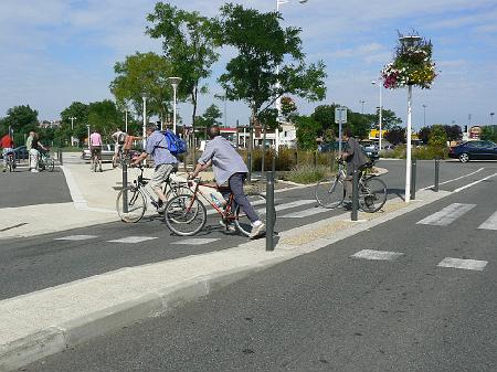 P1070561.JPG - L'aménagement ne permet pas de rejoindre facilement la piste faisant le tour du rond-point, quand on arrive depuis la place de France.