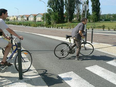 P1070563.JPG - La traversée de la piste cyclable n'est pas matérialisée sur la chaussée.