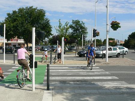 P1070567.JPG - Ici la piste est matérialisée, mais sa largeur ne permet pas le croisement de cycles : le vélo en sens inverse doit emprunter le passage piétons.