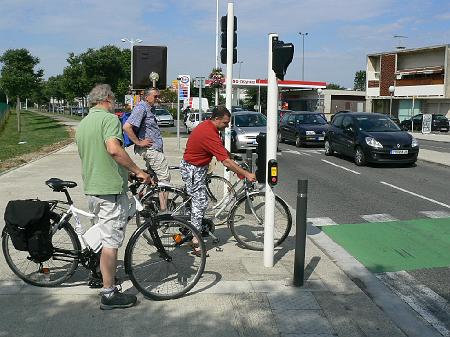 P1070570.JPG - Le fait d'avoir une piste clairement séparée de la chaussée sur un rond-point passant, oblige les cycliste à réclamer le passage à chaque traversée de chaussée. Une circulation sur la chaussée extérieure du rond-point aurait évité ce problème.
