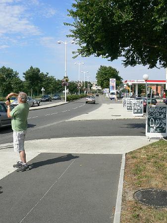 P1070571.JPG - Il faut avoir une bonne vue pour deviner que la piste qui s'achève ici reprend en fait au pied du panneau Esso. Ni les cycles, ni les véhicules qui accèdent aux magasins ou à la station service ne peuvent facilement s'en rendre compte.