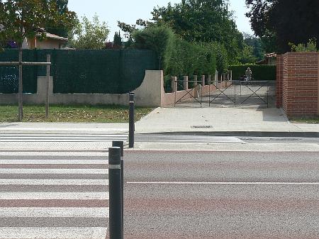 P1070578.JPG - Aucun aménagement vélo n'a été prévu pour atteindre ce passage qui relie le chemin des Arènes à la rue Robert Schumann. La présence de barrières complique la circulation.