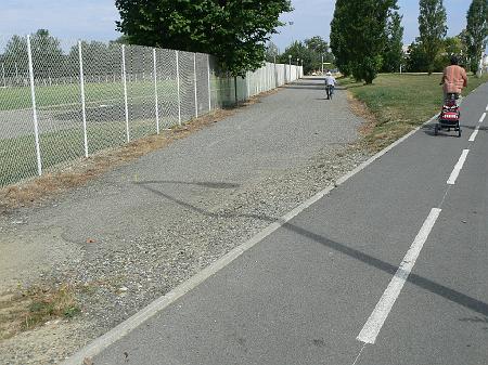 P1070580.JPG - L'ancienne rue des Jardins propose un accès à la piste cyclable longeant les tennis pour rejoindre les Argoulets. Pourtant cette rue n'est pas reliée à la piste cyclable du chemin des Arènes (trottoir et dénivelé).