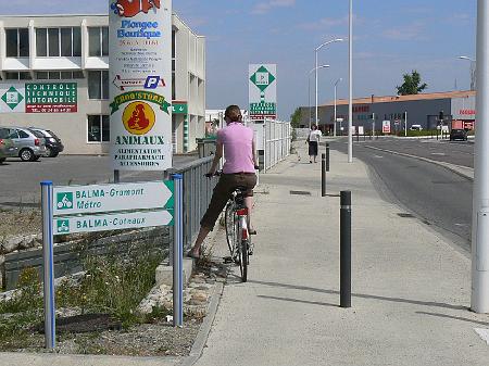 P1070582.JPG - L'itinéraire cyclable est indiqué ici par des panneaux, mais la signalisation au sol disparait et les carrefours suivants ne reprennent pas les indications portées par les panneaux.
