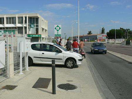 P1070587.JPG - L'absence de signalisation au sol sur le trottoir à usage mixte fait que les véhicules n'ont pas conscience de traverser un passage cyclable.