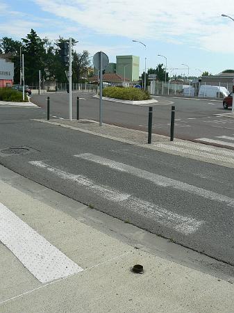 P1070588.JPG - Vestige de poteau : dangereux.