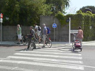 P1070592.JPG - Accès de la voie en site propre : La signalisation cyclable laisse perplexe : pas d'indication de franchissement de la chaussée, et la piste sur la gauche, qui ne démarre que 100m plus loin, n'est pas visible depuis le panneau.
