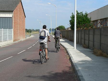 P1070593.JPG - Sur la voie en site propre, rien n'indique où il faut rouler en attendant de retrouver la piste. Sur la chaussée ? ...