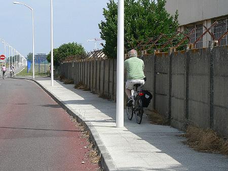 P1070595.JPG - ... ou sur le trottoir ?