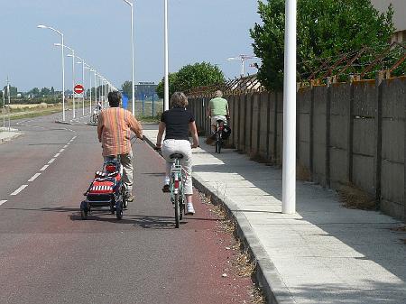 P1070596.JPG - Si on distingue le sens interdit de loin, l'entrée de la piste cyclable (au même niveau)  est en revanche beaucoup moins visible en l'absence de panneau spécifique.
