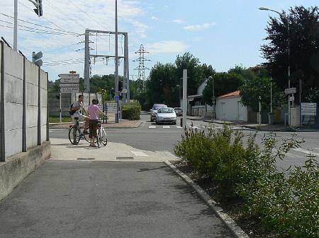 P1070600.JPG - Un carrefour qui laisse le cycliste perplexe ...Mais par où vais-je passer ?