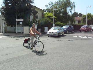 P1070601.JPG - Passer au milieu est une possibilité envisageable le week-end, mais sans doute pas aux heures de grand trafic.