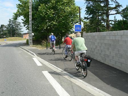 P1070606.JPG - Un aménagement pratique a été mis en place pour contourner le rond-pint du CEAT et prendre éventuellement le chemin de la pépinière. Cet aménagement n'est en revanche pas utilisable dans l'autre sens. Panneau correct !