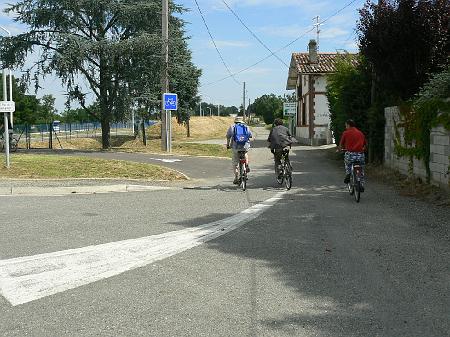 P1070607.JPG - Les véhicules arrivant du rond point pour prendre le chemin de la pépinière ne savent pas qu'ils coupent une piste cyclable.