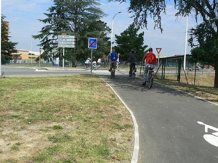 P1070608.JPG - Panneau correct pour les cycles.