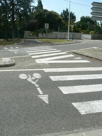 P1070610.JPG - Même passage que précédemment, vu dans l'autre sens. Il serait bon de préciser également à l'usage des vélos que ce tronçon de piste ne permet pas de rejoindre la rue St Jean.