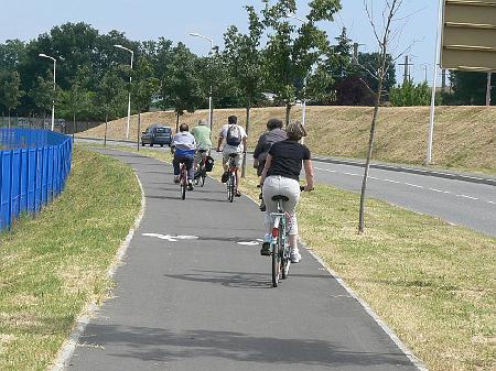P1070614.JPG - La piste du CEAT offre une bande agréable et sécurisée.