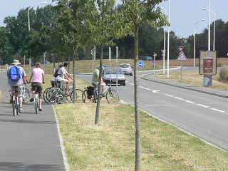 P1070615.JPG - La traversée cyclable face au chemin de la bourdette est insuffisamment matérialisée.