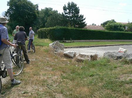 P1070617.JPG - Depuis le chemin de la bourdette, des rochers empêchent les vélos de rejoindre l'avenue du Bicentenaire.