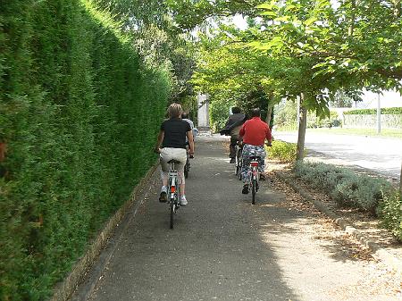 P1070621.JPG - Piste protégée, partagée avec les piétons.