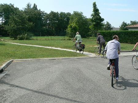 P1070629.JPG - Le passage est rendu difficile par la présence d'une bordure.