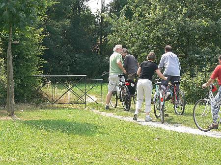 P1070632.JPG - Après le trottoir, il faut maintenant franchir les barrières. Heuresement, le grillage a déjà été arraché ! ...