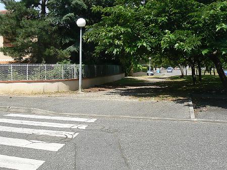 P1070636.JPG - L'aménagement du trottoir n'est compatible ni du passage piéton, ni du débouché du chemin.