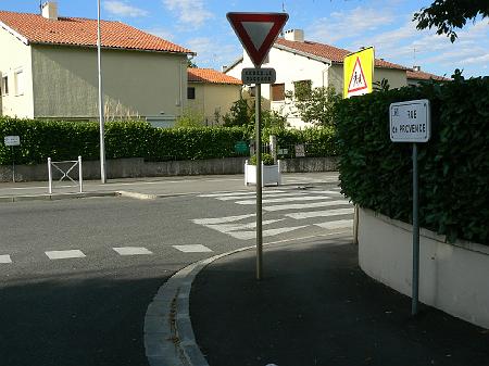 P1070556.JPG - Débouché de la rue de Provence vers la route de Mons. Comment rejoindre la piste cyclable ?