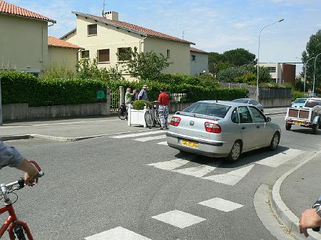 P1070638.JPG - On peut emprunter le passage piétons, mais les piétons et les voitures ne comprennent pas ce que font les vélos, surtout juste après avoir tourné sur la route de Mons.