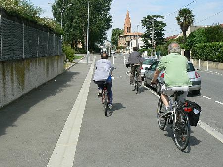 P1070639.JPG - Un aménagement localement réussi, mais sans continuité avec le reste du réseau.