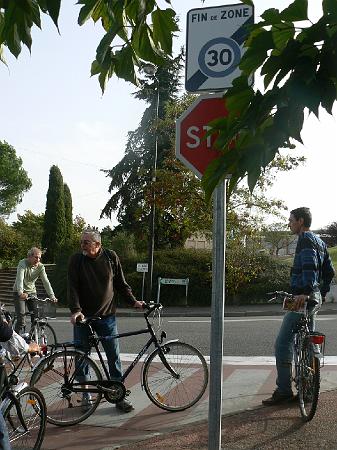 P1090048.JPG - Haut de la rue des mimosas. Fin de zone 30 : pourquoi ? On s'apercevra plus loin que la zone se poursuit jusqu'à la mairie.