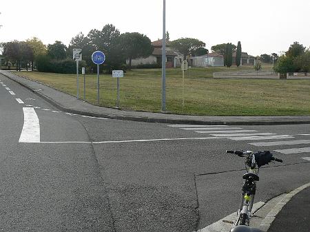 P1090050.JPG - Problème niveau de trottoir face au passage piétons. Absence de marquage cyclable. Des chevrons verts et un retrait de la bande stop clarifieraient la circulation.