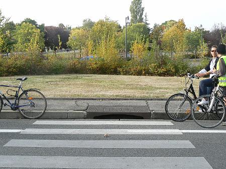 P1090051.JPG - Hauteur de trottoir : zoom.