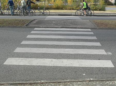 P1090052.JPG - Face à la mairie : Les hauteurs des trottoirs ne permettent pas le franchissement par une poussette ou un fauteuil.