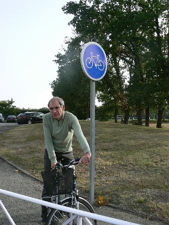 P1090053.JPG - Le panneau n'est pas règlementaire.