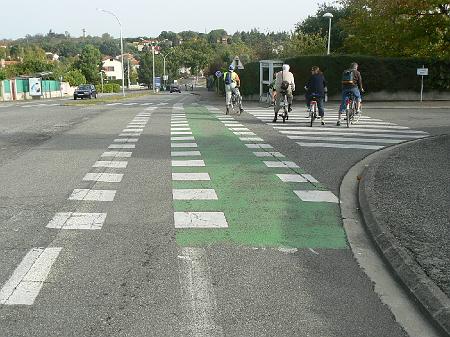 P1090054.JPG - Incohérence du marquage au sol.