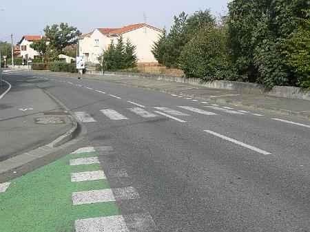 P1090056.JPG - Les trottoirs ne sont pas adaptés au passage piéton.