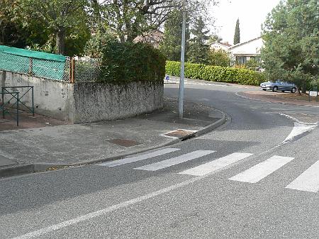 P1090057.JPG - Ceux qui ont raté la première entrée peuvent tenter d'atteindre la piste via le passage piétons, mais l'angle est dangereux et un dénivelé existe.