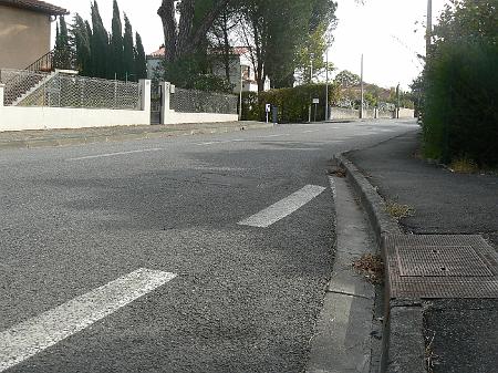 P1090059.JPG - La piste s'interrompt brutalement au rétrécissement de la route de Mons. Il suffirait de prolonger la zone 30 jusqu'en amont de ce rétrécissement et de marquer les pistes cyclables latéralement en supprimant le pointillé central.