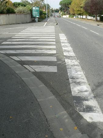 P1090061.JPG - Absence de signalisation cyclable au carrefour et bande stop trop avancée. L'absence de dénivelé sur les trottoir est en revanche une bonne chose.
