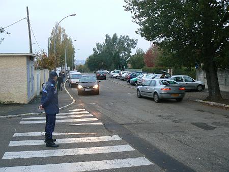 0811F007.jpg - Le collège à 8h. Malgré la présence de la police municipale, les voitures tentent de se garer au plus près pour faire descendre les enfants, ce qui produit une circulation un peu anarchique.