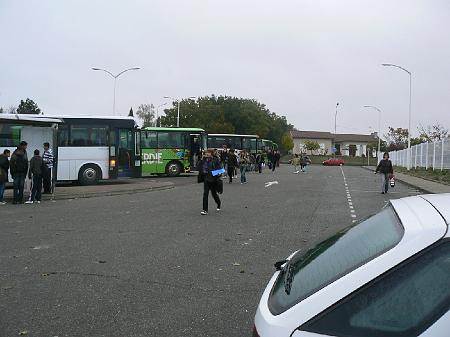 0811F010.jpg - La présence du policier préserve la contre allée de la circulation des voitures, là où des vélos pourraient facilement passer. Malheureusement, la plupart arrivent de l'autre côté de l'entrée du collège.