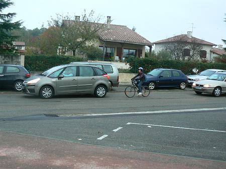 0811F012.jpg - Les rares vélos circulent au milieu du flot de voitures et doivent slalomer lorsque celles-ci s'arrêtent ou manoeuvrent
