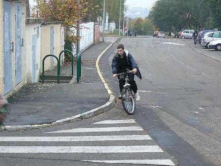 0811F021.jpg - Les retardataires ne sont pas génés par la circulation ...