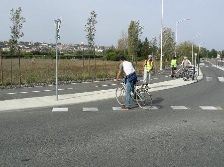 P1090063.JPG - Comment atteindre la piste en descendant de l'avenue de Lagarde ? Nous avons du franchir une ligne blanche et un rebord de trottoir.